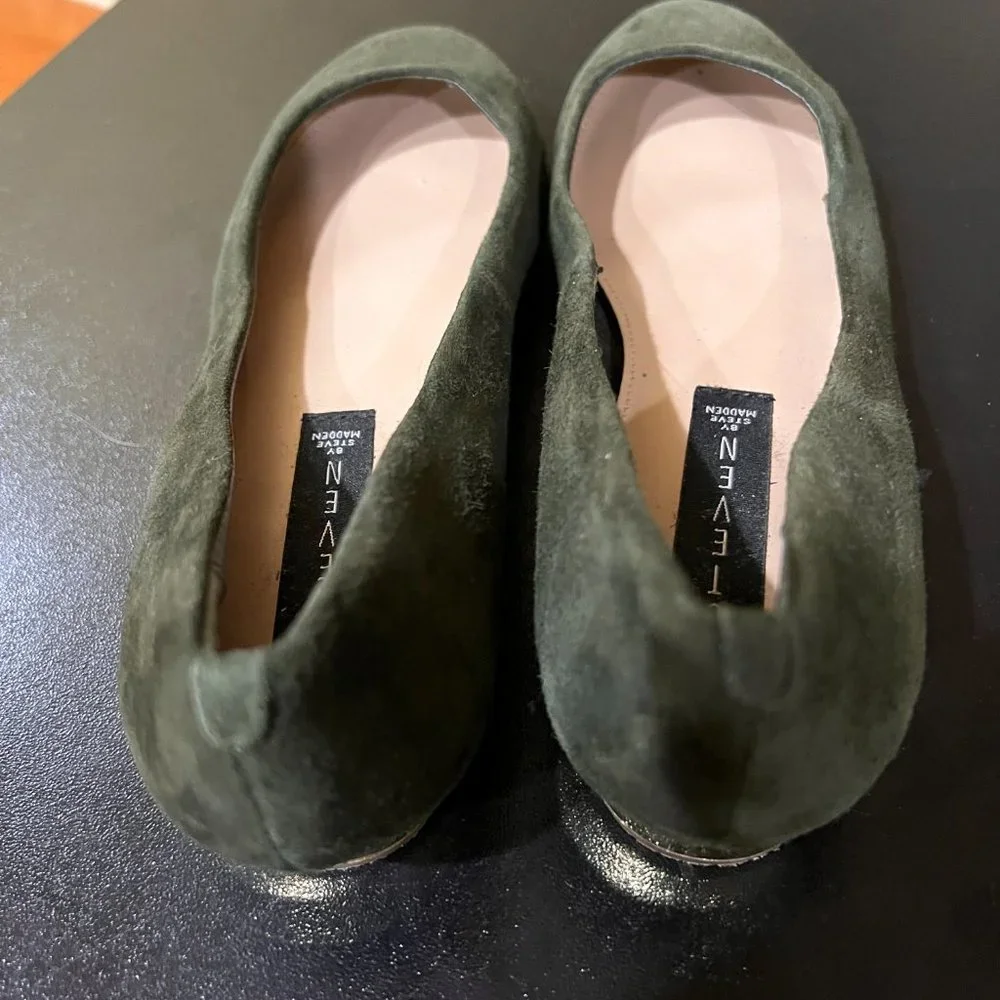 Steve Madden size 7.5 green suede